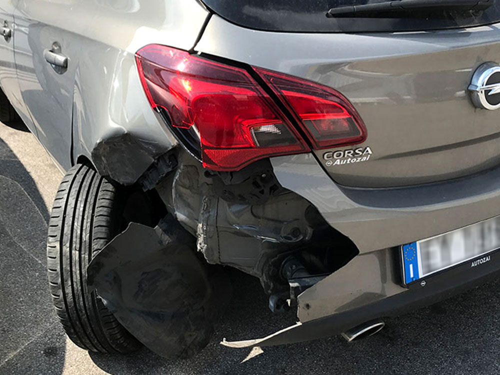 Riparazione Carrozzeria di Opel Corsa a Verona Riparazione Carrozzeria di Opel Corsa a Verona